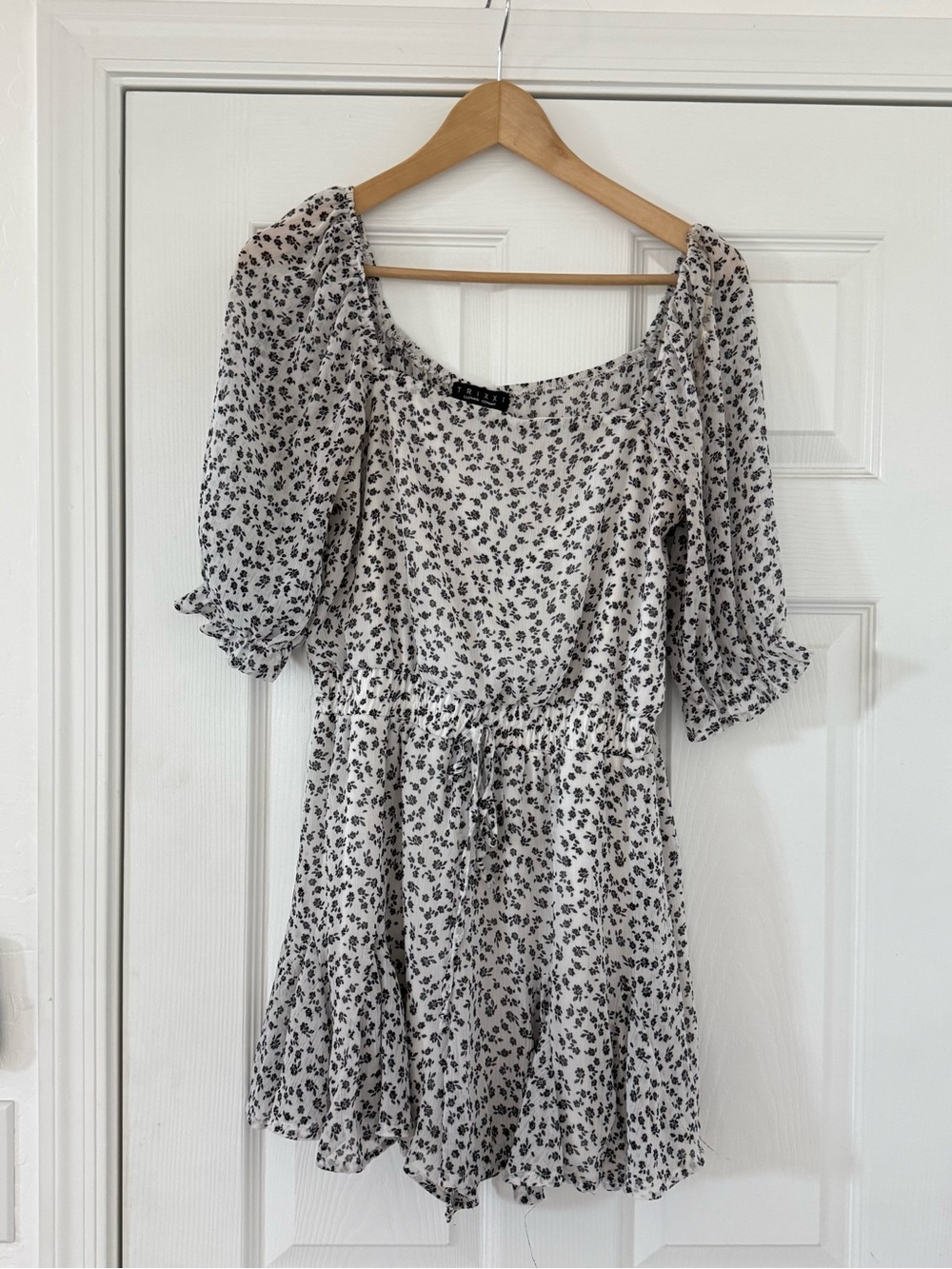 Trixxi Romper Floral Puff-Sleeve in White and Black
